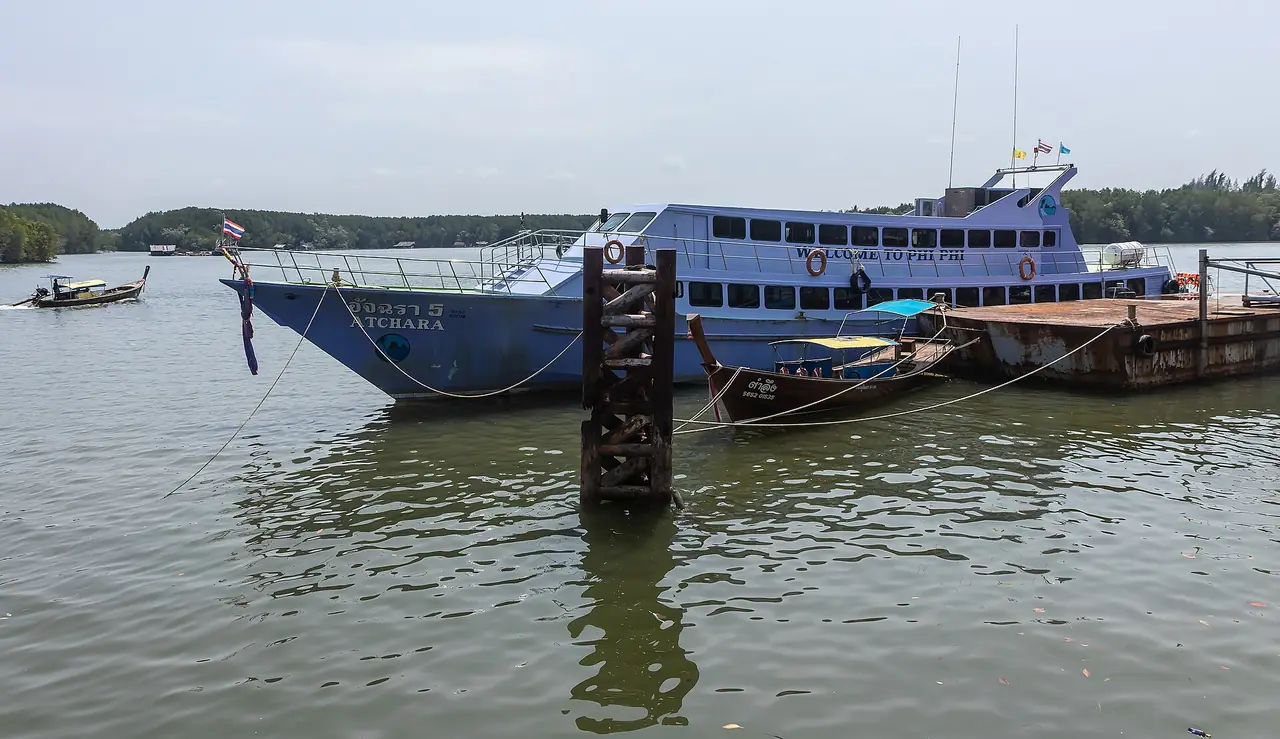 เรือโดยสารสองชั้นที่ท่าเรือแม่น้ำกระบี่ ภาพประกอบประเภทเรือ ไม่ใช่เรือของผู้ให้บริการรายใดโดยเฉพาะ