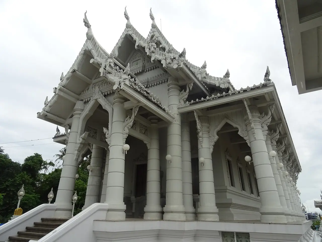 วัดแก้วโกรวาราม ในตัวเมืองกระบี่ ภาพประกอบเมือง ไม่เกี่ยวกับท่าเรือโดยตรง