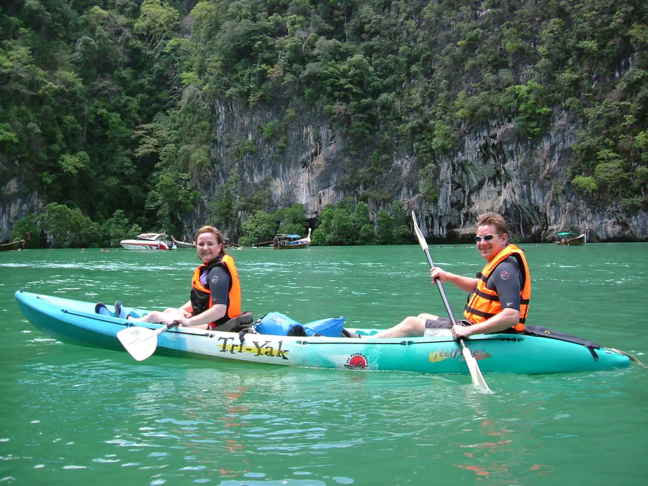 พายเรือคายัคในลากูนที่เกาะห้อง ภาพถ่ายจาก Wikimedia Commons