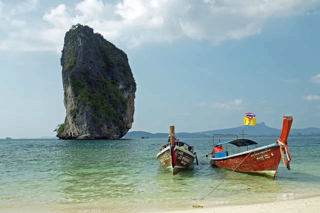 หาดเกาะปอดะ มีเรือหางยาวจอดหน้าหาด ภาพถ่ายจาก Wikimedia Commons