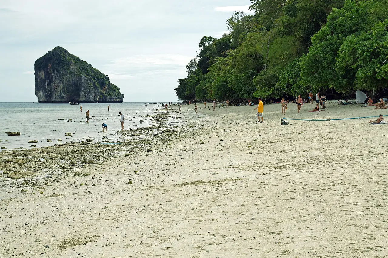 เกาะไก่ (Ko Kai) มองจากเกาะทับ ภาพถ่ายจาก Wikimedia Commons