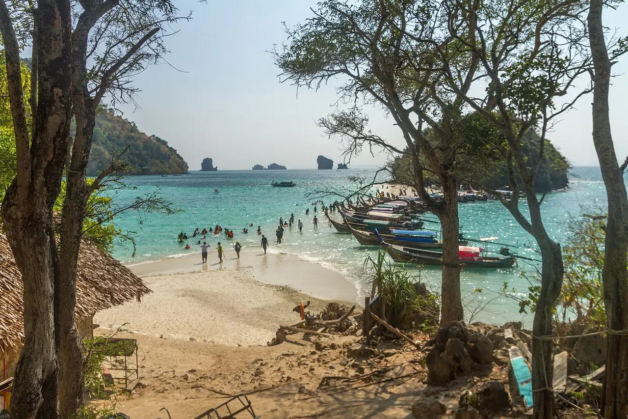 เกาะทับ (Tup Island) จากมุมน้ำ ภาพถ่ายจาก Wikimedia Commons