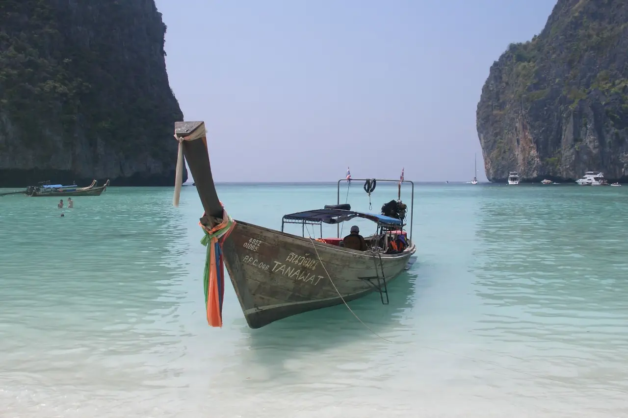 ภาพประกอบ กระบี่: ทัวร์เกาะพีพีจากกระบี่: เทียบโปรแกรม เรือ ค่าอุทยาน