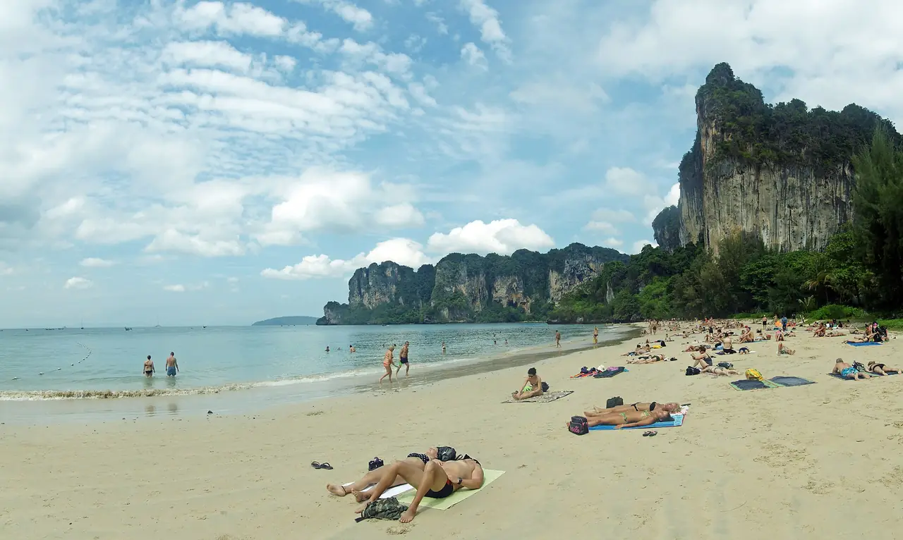 ไร่เลย์ตะวันตก (Railay West) หาดทรายและหน้าผาหินปูนด้านหลัง ภาพถ่ายจาก Wikimedia Commons