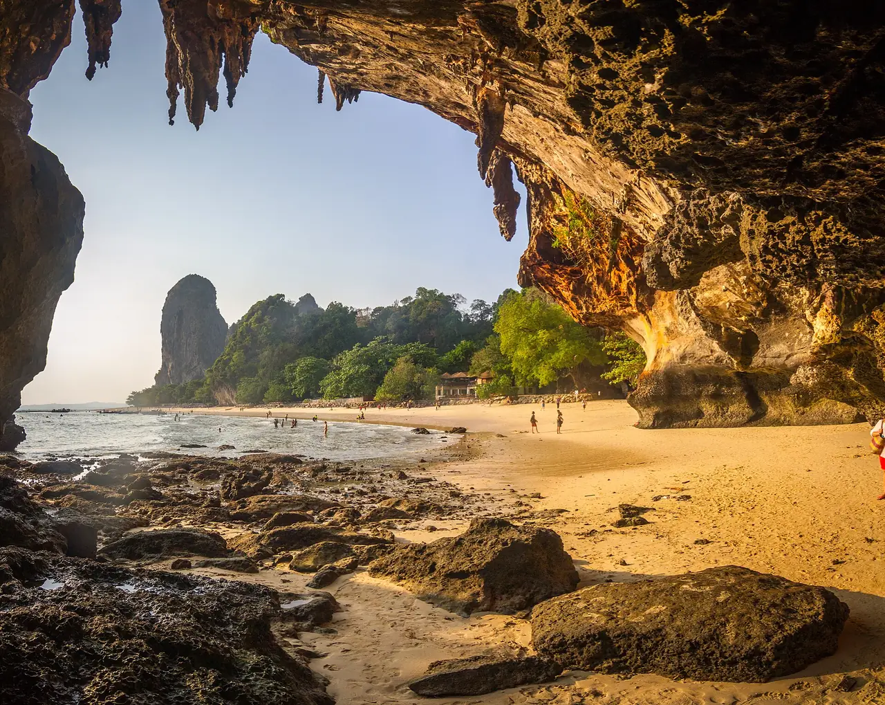 หาดพระนาง (Phra Nang Cave Beach) ปลายใต้ของไร่เลย์ มีหน้าผาหินปูนล้อมสามด้าน ภาพถ่ายจาก Wikimedia Commons