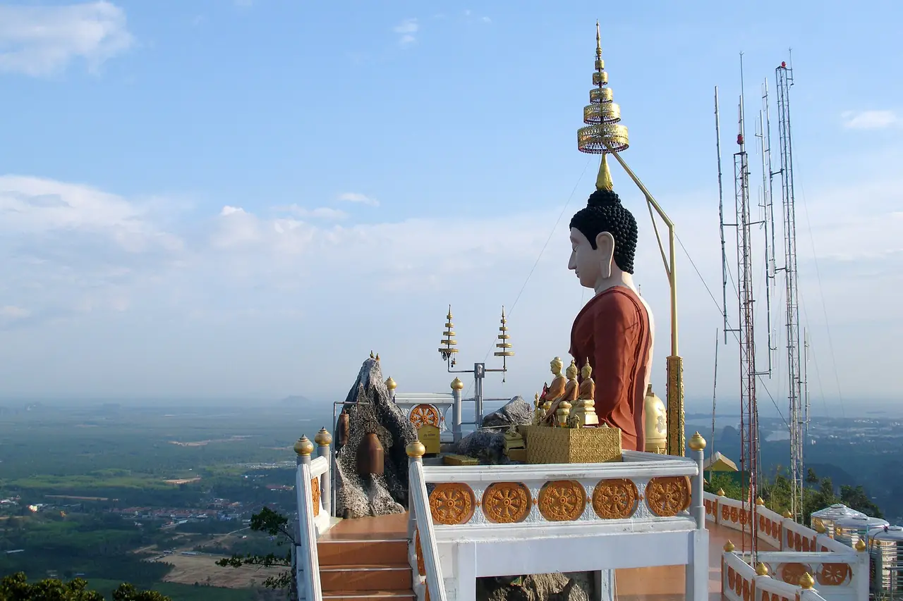 พระพุทธรูปที่ยอดเขาของวัดถ้ำเสือ ภาพถ่ายจาก Wikimedia Commons