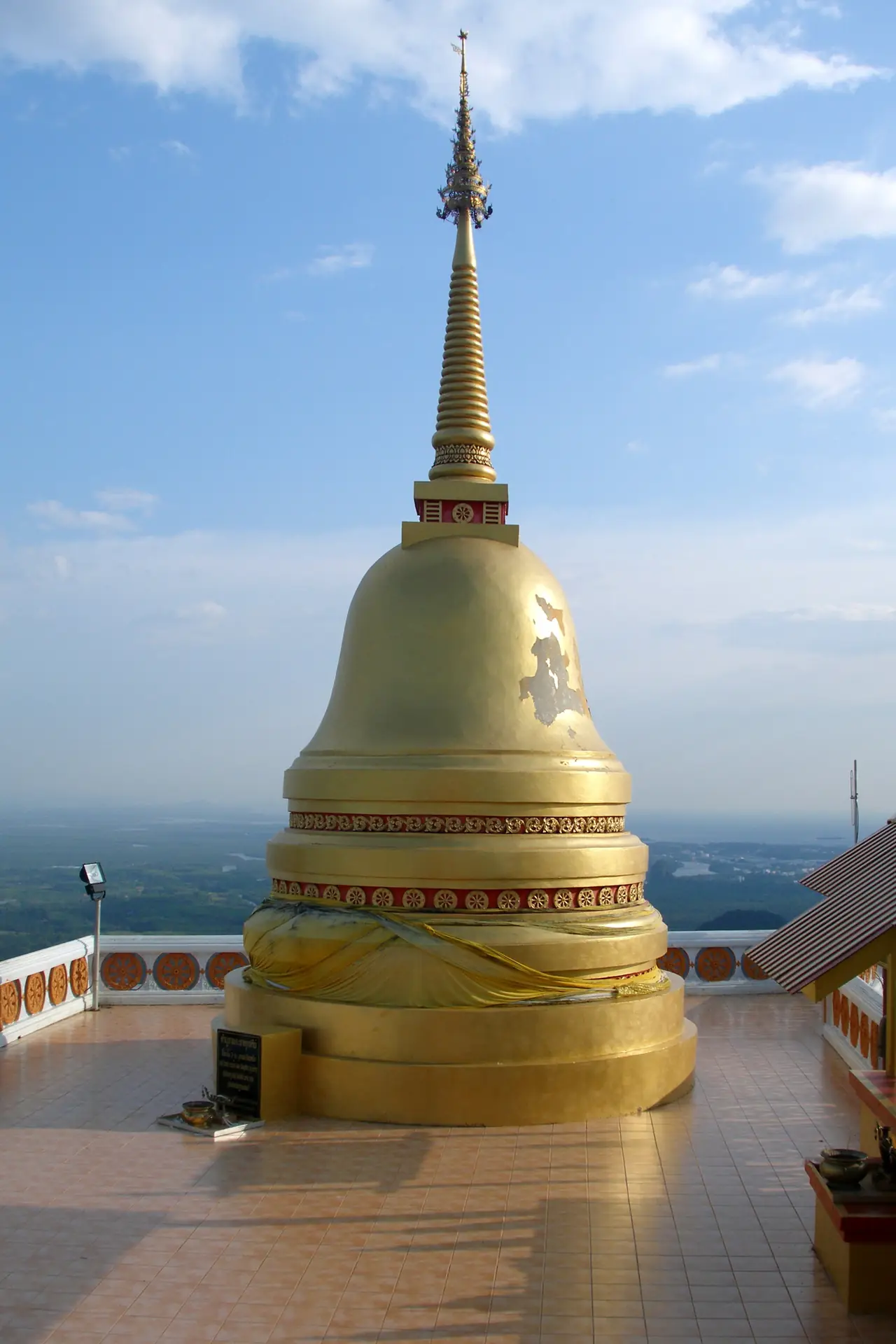 เจดีย์และบริเวณยอดเขาของวัดถ้ำเสือ ภาพถ่ายจาก Wikimedia Commons