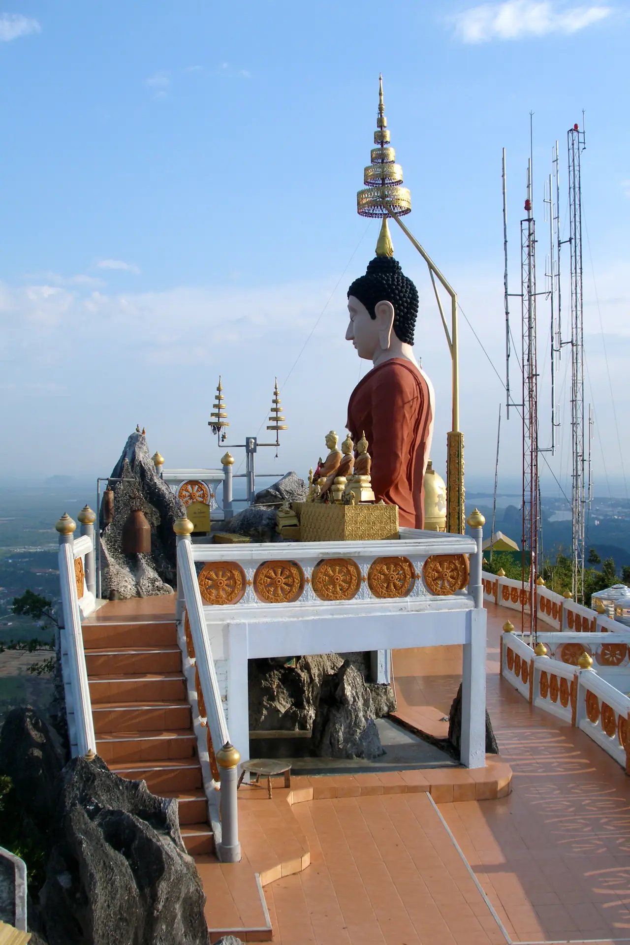 พระพุทธรูปที่ยอดเขาวัดถ้ำเสือ ภาพถ่ายจาก Wikimedia Commons