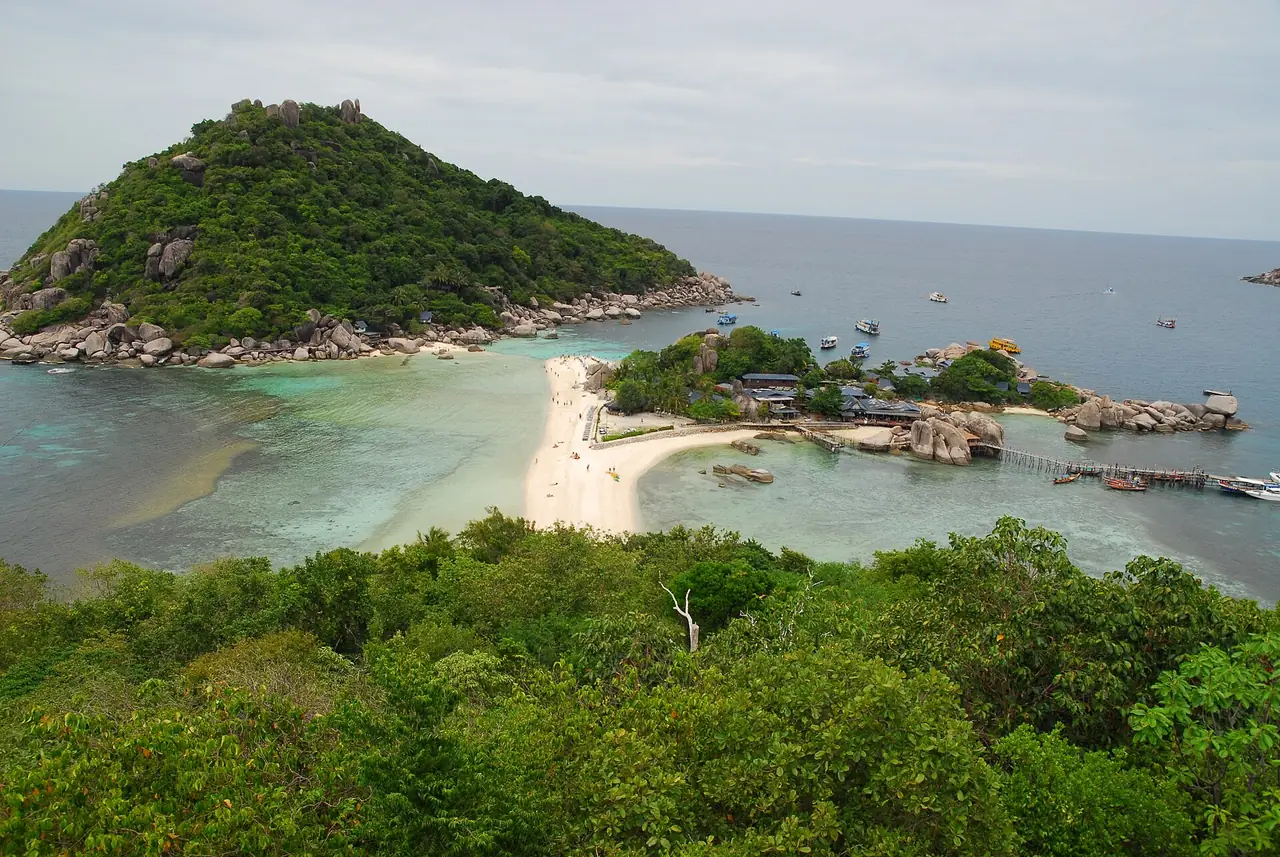 มุมมองเกาะนางยวน หมู่เกาะเต่า สามเกาะเชื่อมกันด้วยสันทราย (ภาพ Benedict Quirbach, สาธารณสมบัติ)