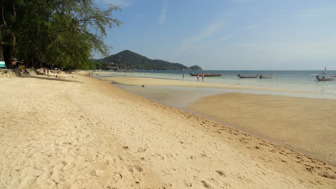 หาดทรายรี เกาะเต่า (ภาพ Fabio Achilli, CC BY 2.0)