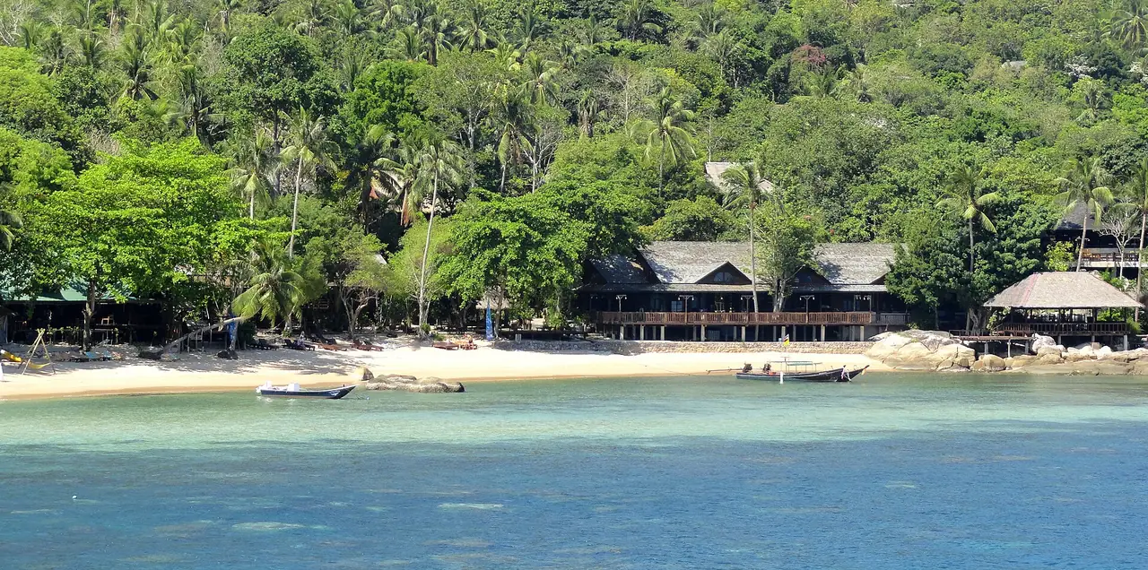 อ่าวแม่หาด ท่าเรือหลักของเกาะเต่า มองจากเรือโดยสารเร็ว (ภาพ Fabio Achilli, CC BY 2.0)