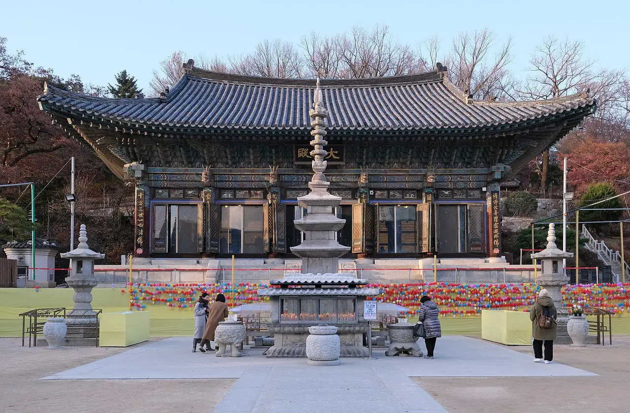 อาคารแทอุงจอน (Daewoongjeon) ศาลาหลักของวัดบงอึนซา มีโคมกระดาษหลากสีด้านหน้า ภาพจาก Wikimedia Commons ผู้ถ่าย kallerna สัญญา CC BY-SA 4.0