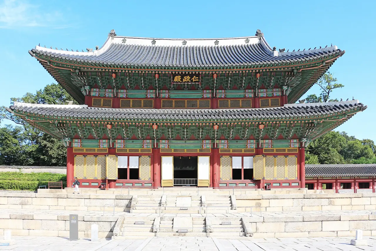 ท้องพระโรงอินจองจอน (Injeongjeon) ในพระราชวังชางด็อกกุง หลังคาสองชั้นบนฐานหิน ภาพจาก Wikimedia Commons ผู้ถ่าย Bernard Gagnon สัญญา CC0