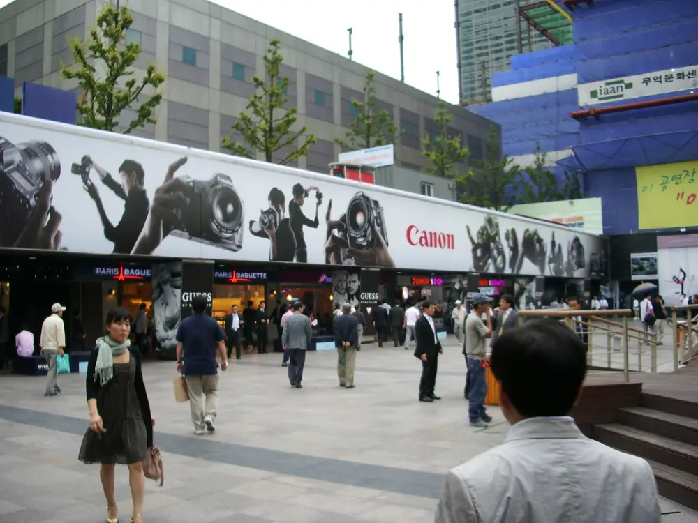 ลานทางเชื่อมจากสถานีซัมซอง สาย 2 ไปห้าง COEX ภาพเก่าราวปี 2554 ป้ายและร้านอาจเปลี่ยนแล้ว ภาพจาก Wikimedia Commons ผู้ถ่าย InSapphoWeTrust สัญญา CC BY-SA 2.0