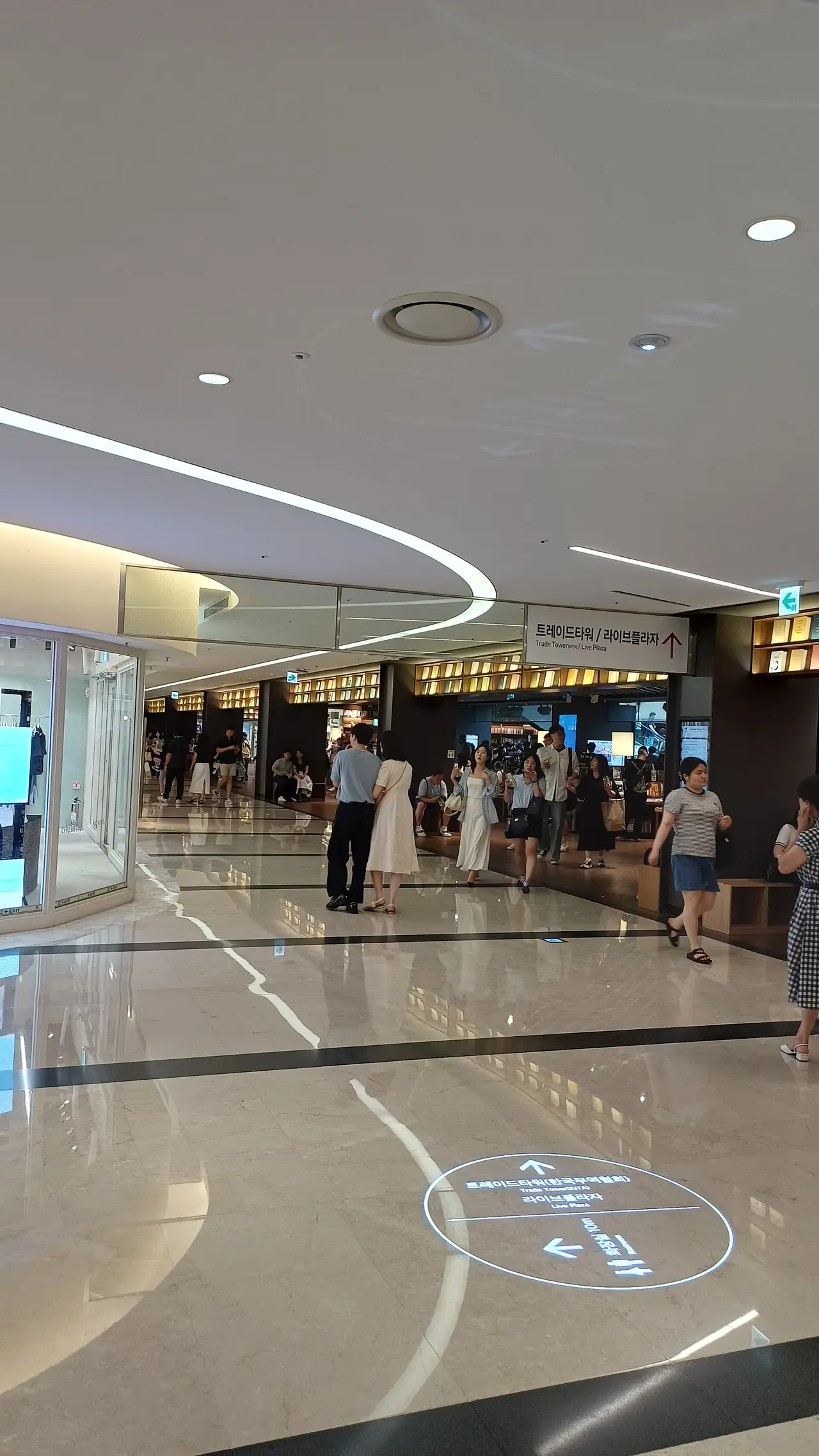 ทางเดินภายใน Starfield COEX Mall ภาพวันที่ 5 ก.ค. 2568 ภาพจาก Wikimedia Commons ผู้ถ่าย Striker9498 สัญญา CC0