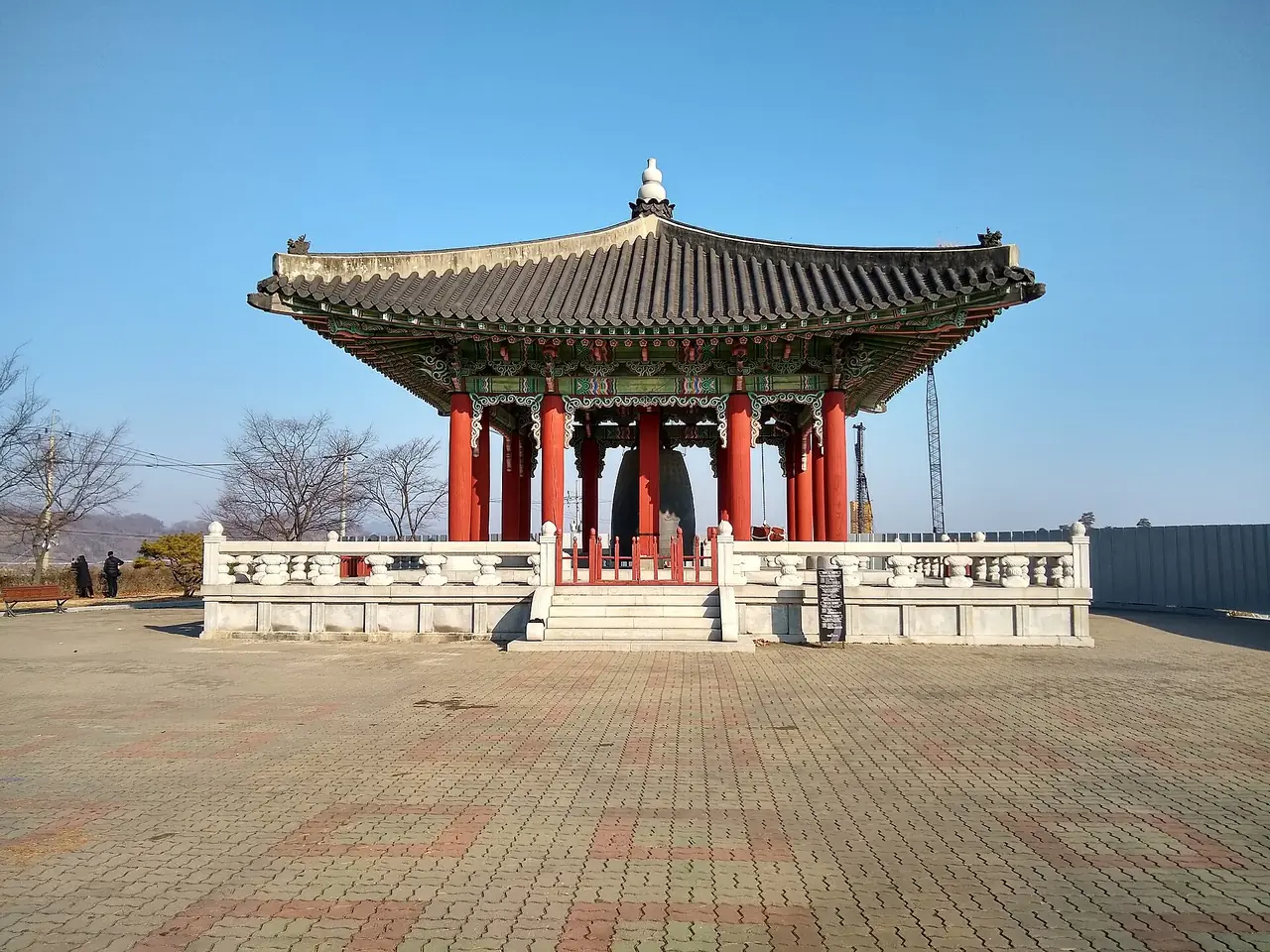 ระฆังสันติภาพที่สวนอิมจินกัก จุดตั้งต้นของรถรับส่ง DMZ Peace Tour ของเมืองปาจู อยู่นอกเขตควบคุมพลเรือน ภาพจาก Wikimedia Commons ผู้ถ่าย Lance Vanlewen สัญญา CC BY-SA 4.0