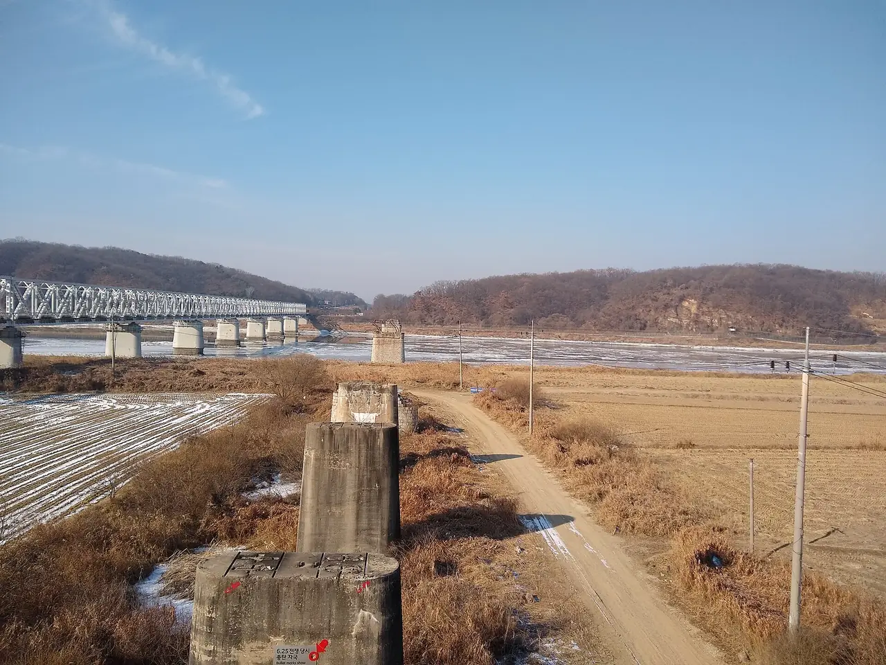ตอม่อสะพานรถไฟเก่าข้างแม่น้ำอิมจิน ใกล้สะพานอิมจินกัก ภาพฤดูหนาว ปีที่ถ่ายไม่ระบุ ภาพจาก Wikimedia Commons ผู้ถ่าย Lance Vanlewen สัญญา CC BY-SA 4.0