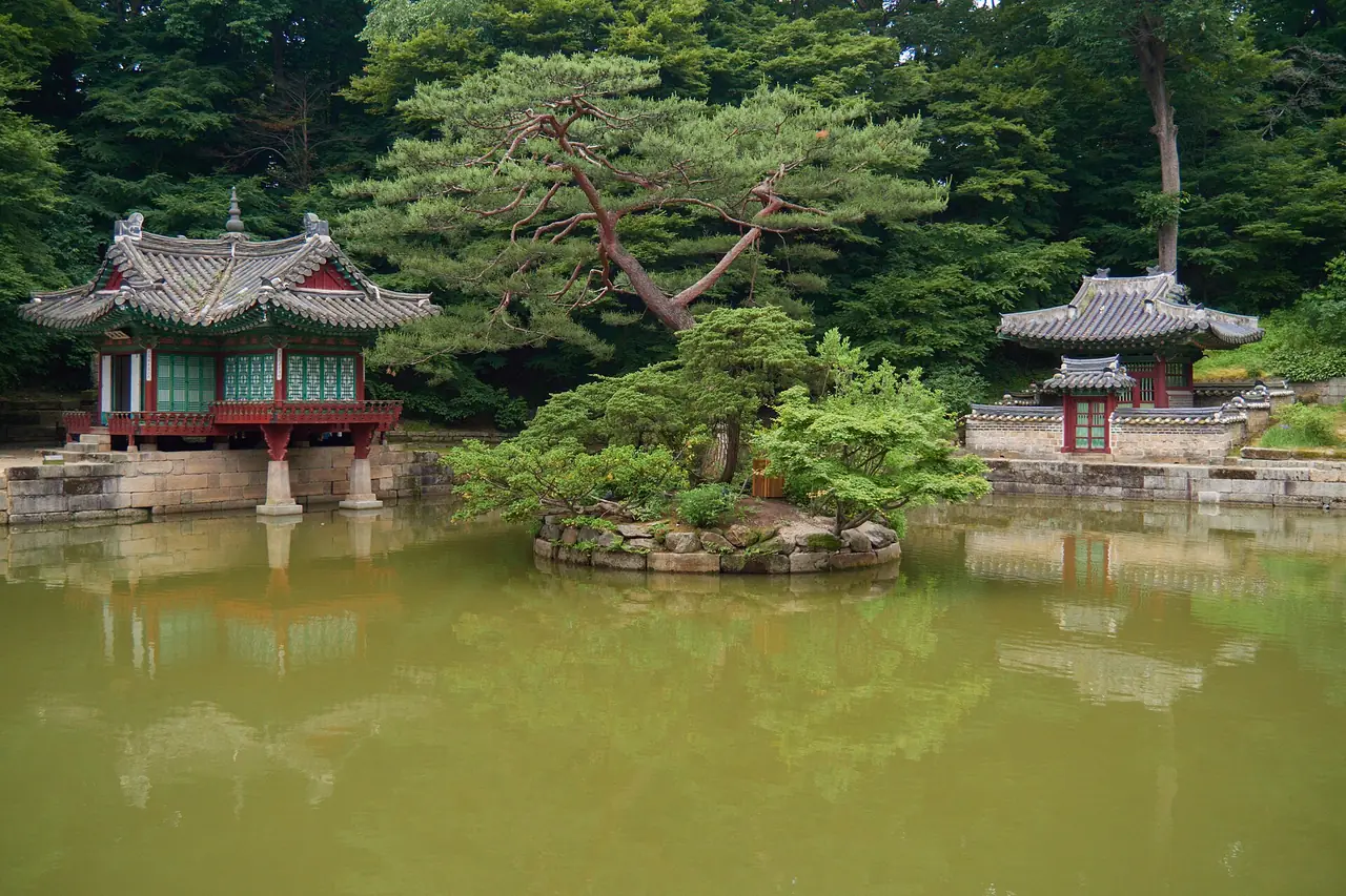 สระบูยองจีในสวนลับฮูวอน ศาลาบูยองจองอยู่ทางซ้ายและมีเกาะกลางสระ ภาพจาก Wikimedia Commons ผู้ถ่าย lumoplank สัญญา CC0