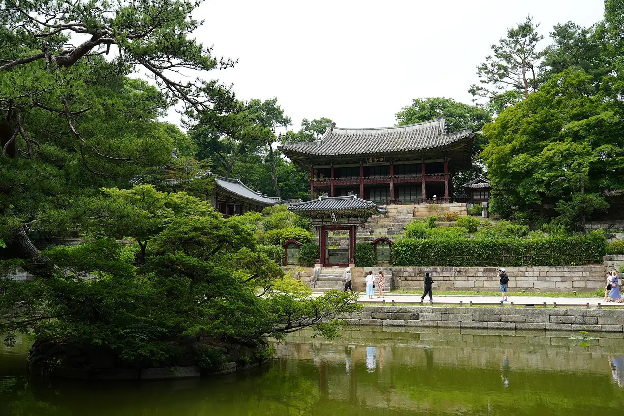 สระบูยองจีมองไปทางศาลาจูฮัมนูบนเนิน ในฮูวอน ภาพปี 2569 ภาพจาก Wikimedia Commons ผู้ถ่าย Sadopaul สัญญา CC BY-SA 4.0