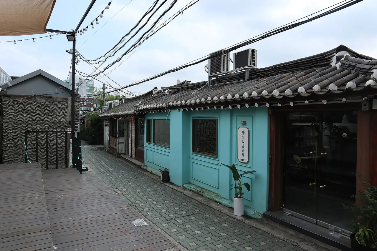 ซอยในอิกซอนดง บ้านหลังคากระเบื้องแบบฮันอกที่ปรับเป็นร้าน ภาพถ่ายปี 2563 หน้าร้านอาจเปลี่ยนแล้ว ภาพจาก Wikimedia Commons ผู้ถ่าย S h y numis สัญญา CC BY-SA 4.0