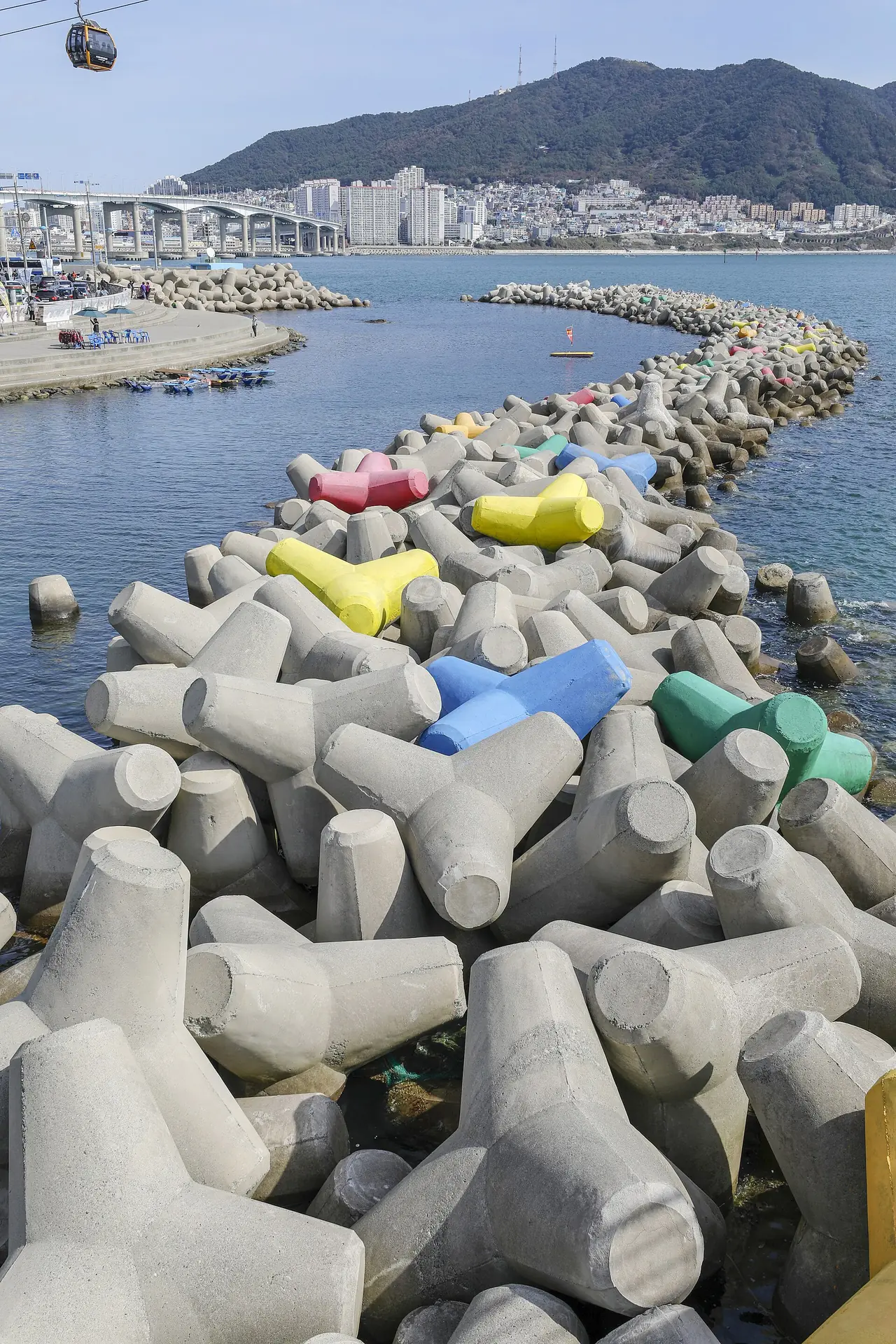 แนวกันคลื่นสีสันที่หาดซงโด เห็นห้องกระเช้าลอยอยู่มุมซ้ายบน ภาพจาก Wikimedia Commons ผู้ถ่าย bryan สัญญา CC BY-SA 2.0