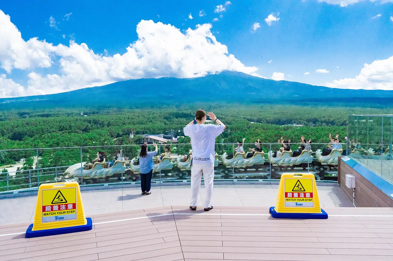 ดาดฟ้าชมวิวที่ Fuji-Q Highland มองไปทางภูเขาไฟฟูจิ (ภาพวิวสวนสนุก)