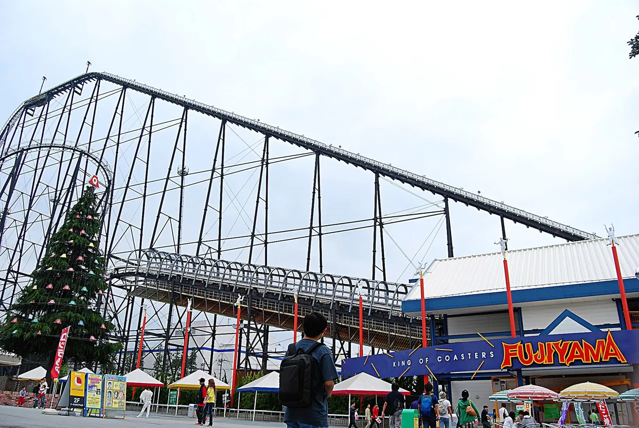 ทางเข้าโซน FUJIYAMA ตกแต่งต้นคริสต์มาส (ภาพทางเข้าเครื่องเล่น)