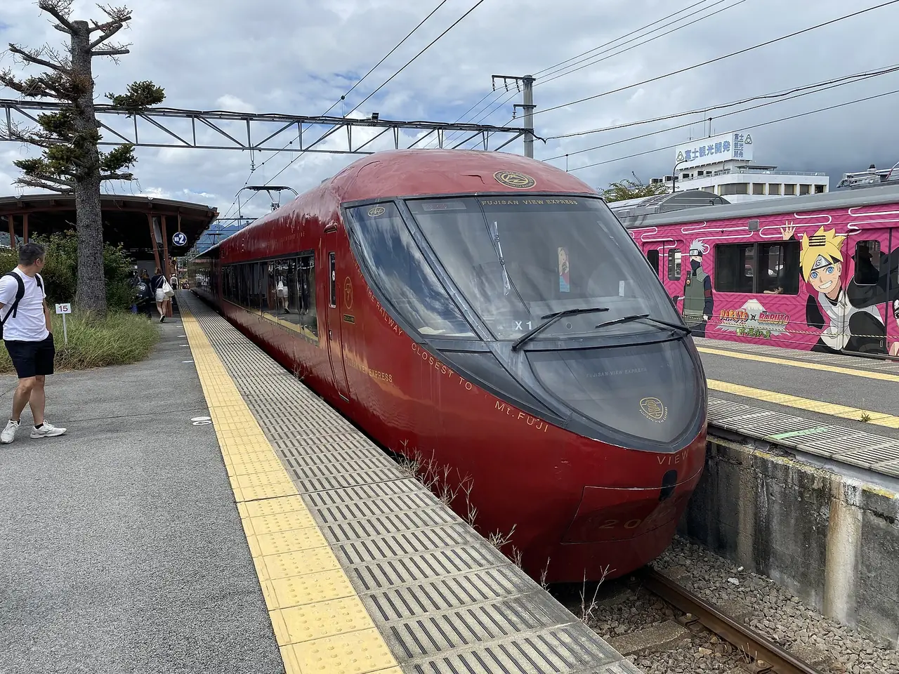รถไฟ Fujisan View Express ที่สถานีคาวากุจิโกะ (ภาพขบวนรถ ไม่ใช่ขบวน Fuji Kaiyu)