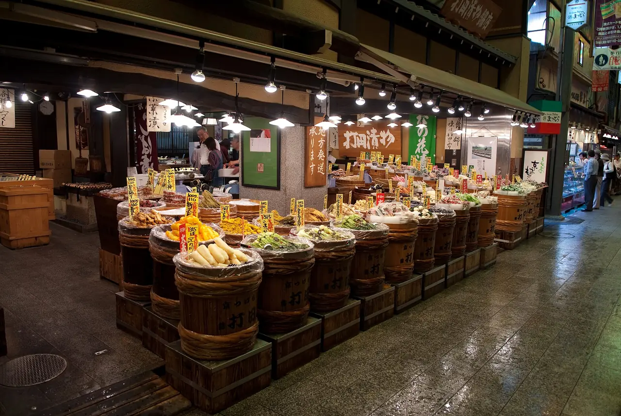 ร้านผักดองในตลาดนิชิกิ เกียวโต ภาพจากผู้ถ่ายบน Wikimedia Commons