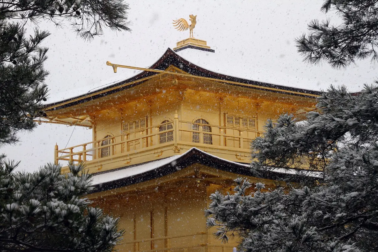 ศาลาทองคำใต้หิมะที่กำลังตก ภาพจากผู้ถ่ายบน Wikimedia Commons