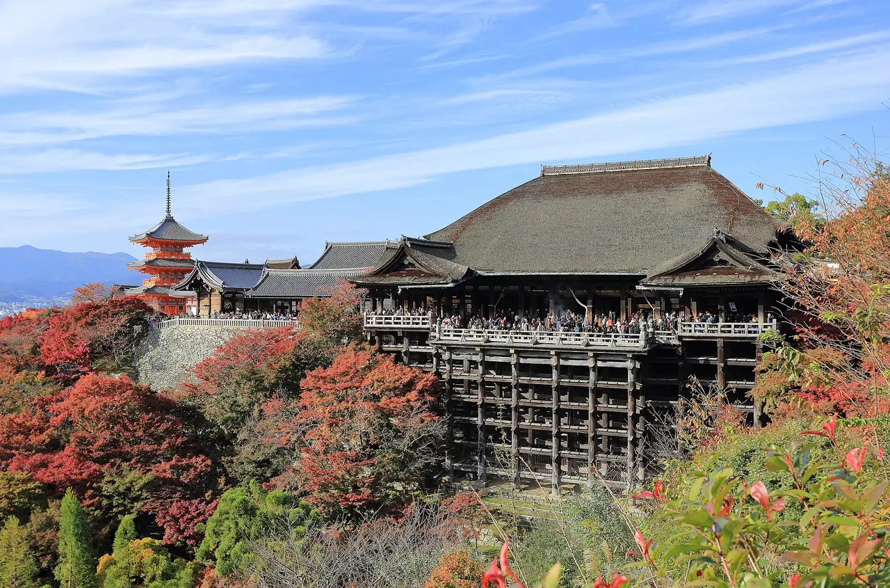 หอใหญ่และเวทีไม้ของวัดคิโยมิซุเดระ ภาพจากผู้ถ่ายบน Wikimedia Commons