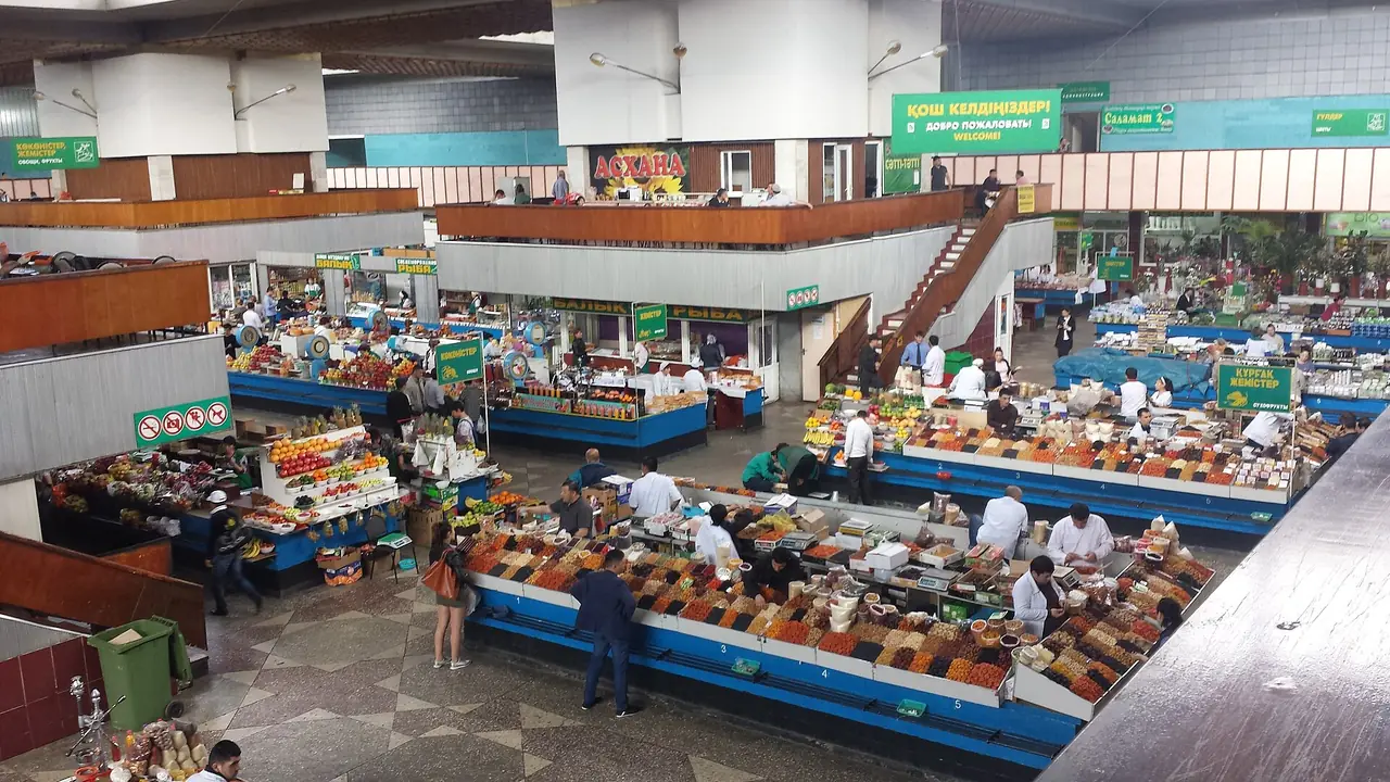 ภายในตลาดกรีน อัลมาตี ภาพถ่ายจาก Wikimedia Commons
