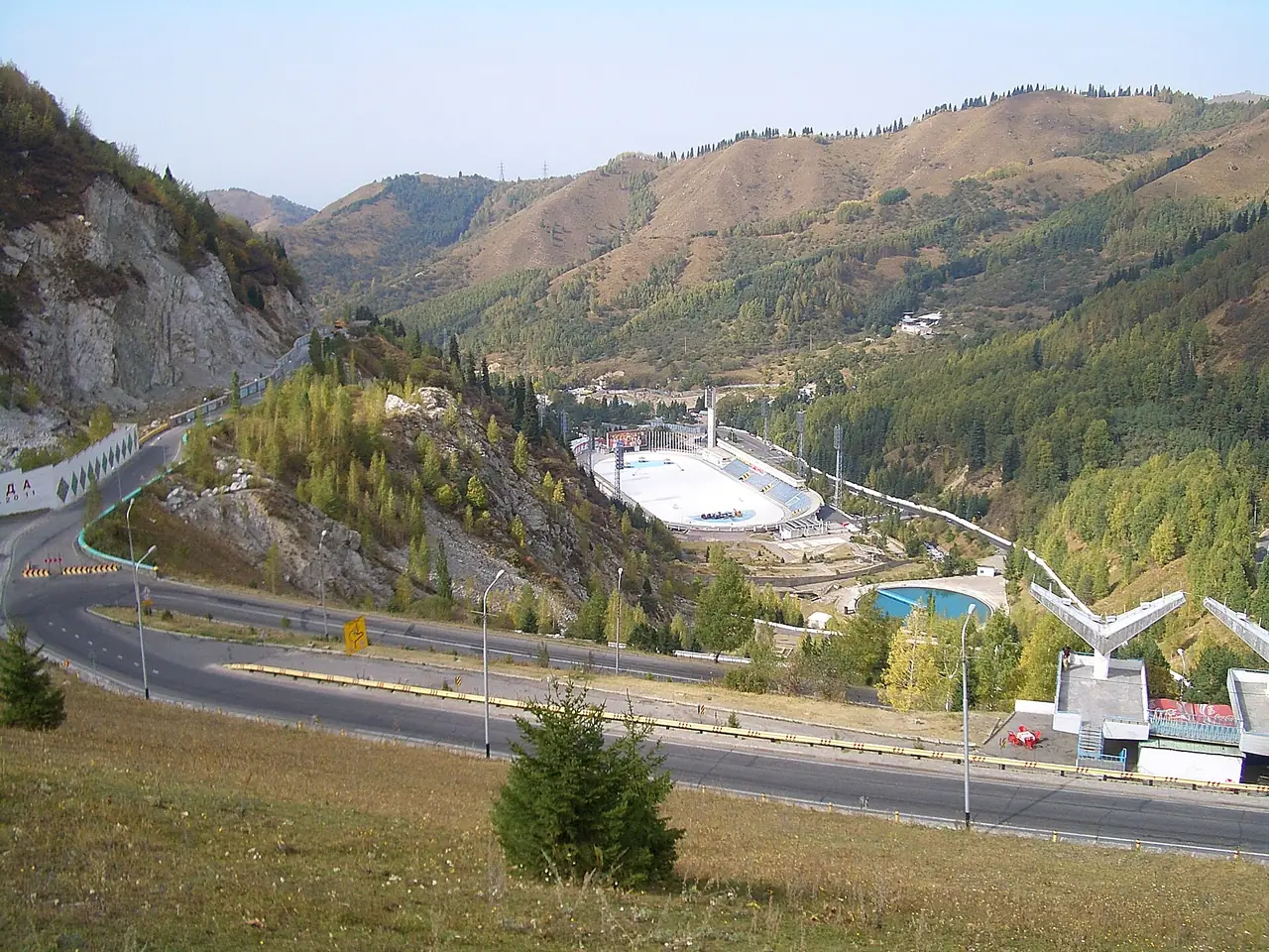 มองลานสเก็ต Medeu จากเขื่อนกันโคลน ภาพถ่ายจาก Wikimedia Commons