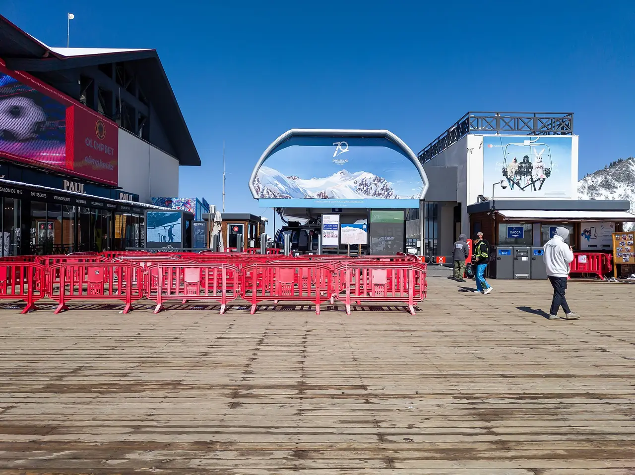 สถานีบนและทางเดินไม้ที่ชิมบูลัก ภาพถ่ายจาก Wikimedia Commons
