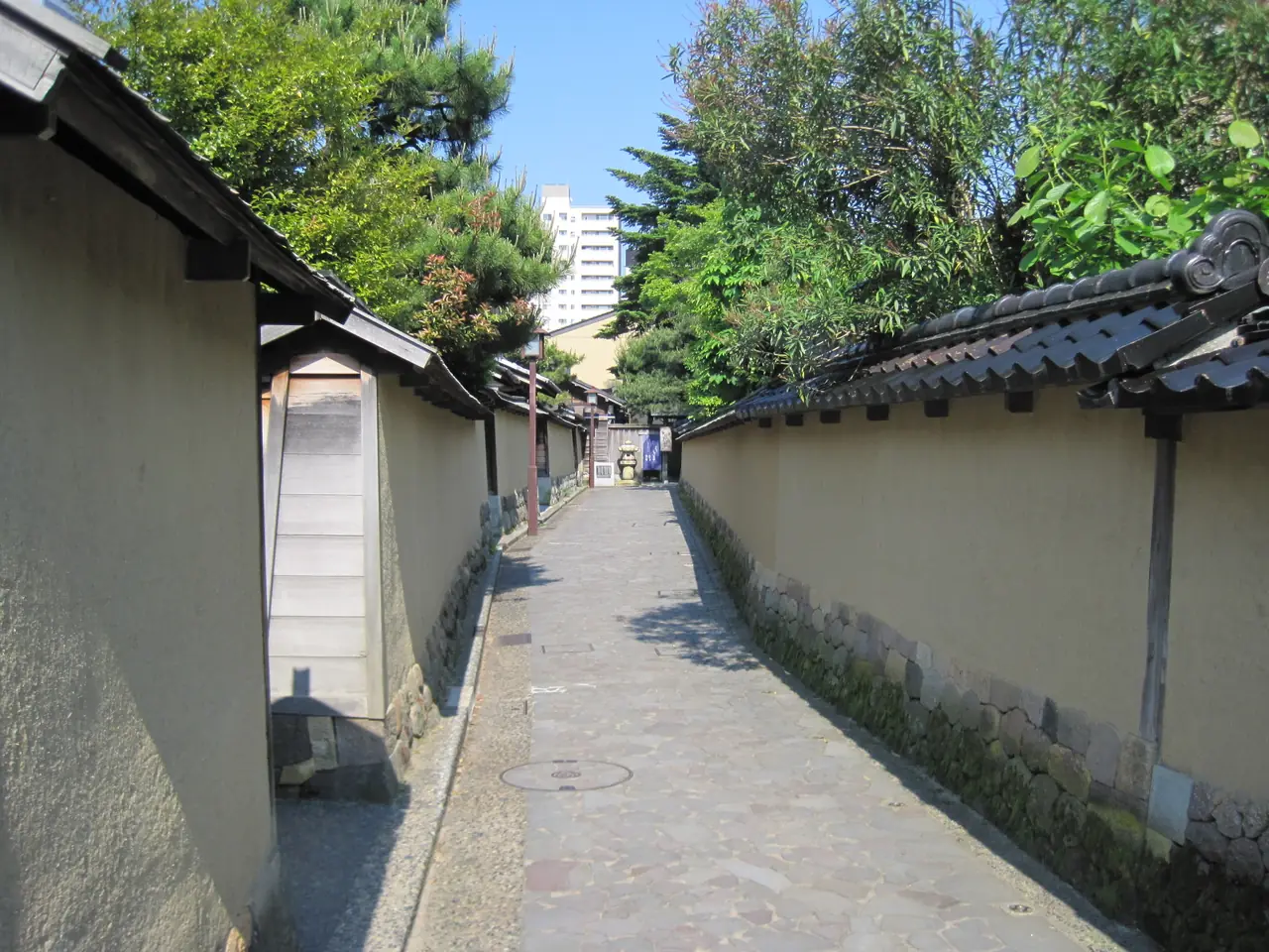ตรอกกำแพงดินในย่านบ้านซามูไรนากามาจิ ภาพจากผู้ถ่ายบน Wikimedia Commons