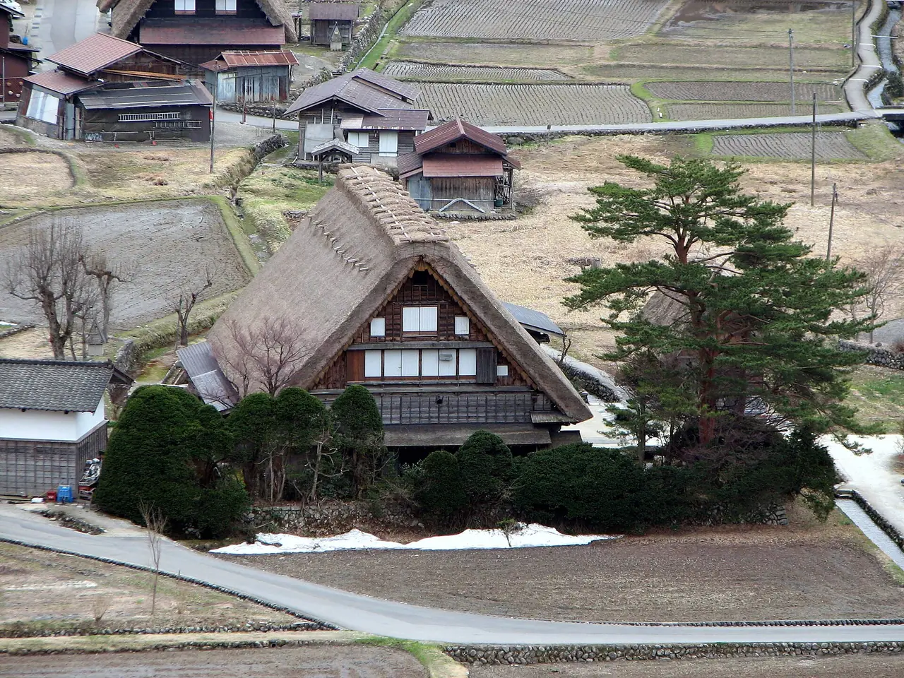 บ้านวาดะ หนึ่งในบ้านหลังคาจั่วของหมู่บ้านโอกิมาจิ ภาพจากผู้ถ่ายบน Wikimedia Commons