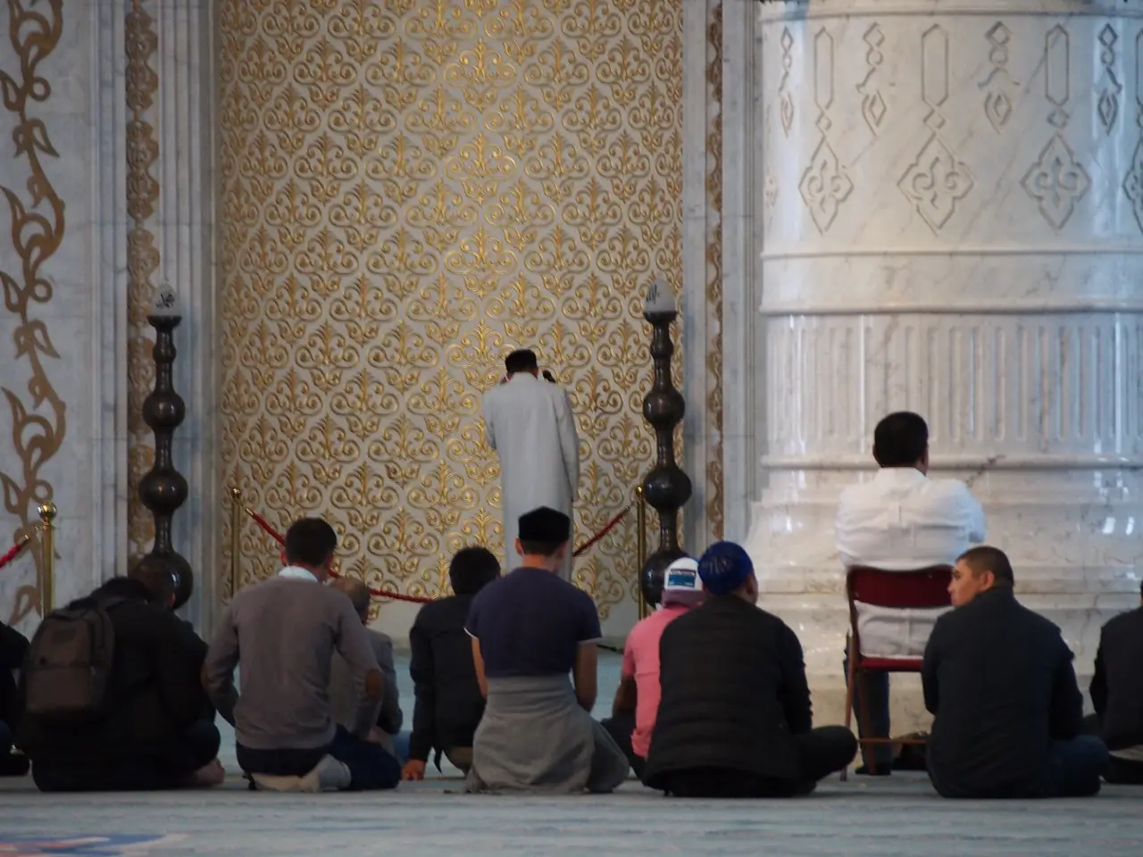 ภายในมัสยิดที่ Commons จัดอยู่ในหมวด Hazrat Sultan ผู้ละหมาดอยู่ด้านหน้าผนังลายทอง ภาพจาก Wikimedia Commons ผู้ถ่าย t_y_l สัญญา CC BY-SA 2.0