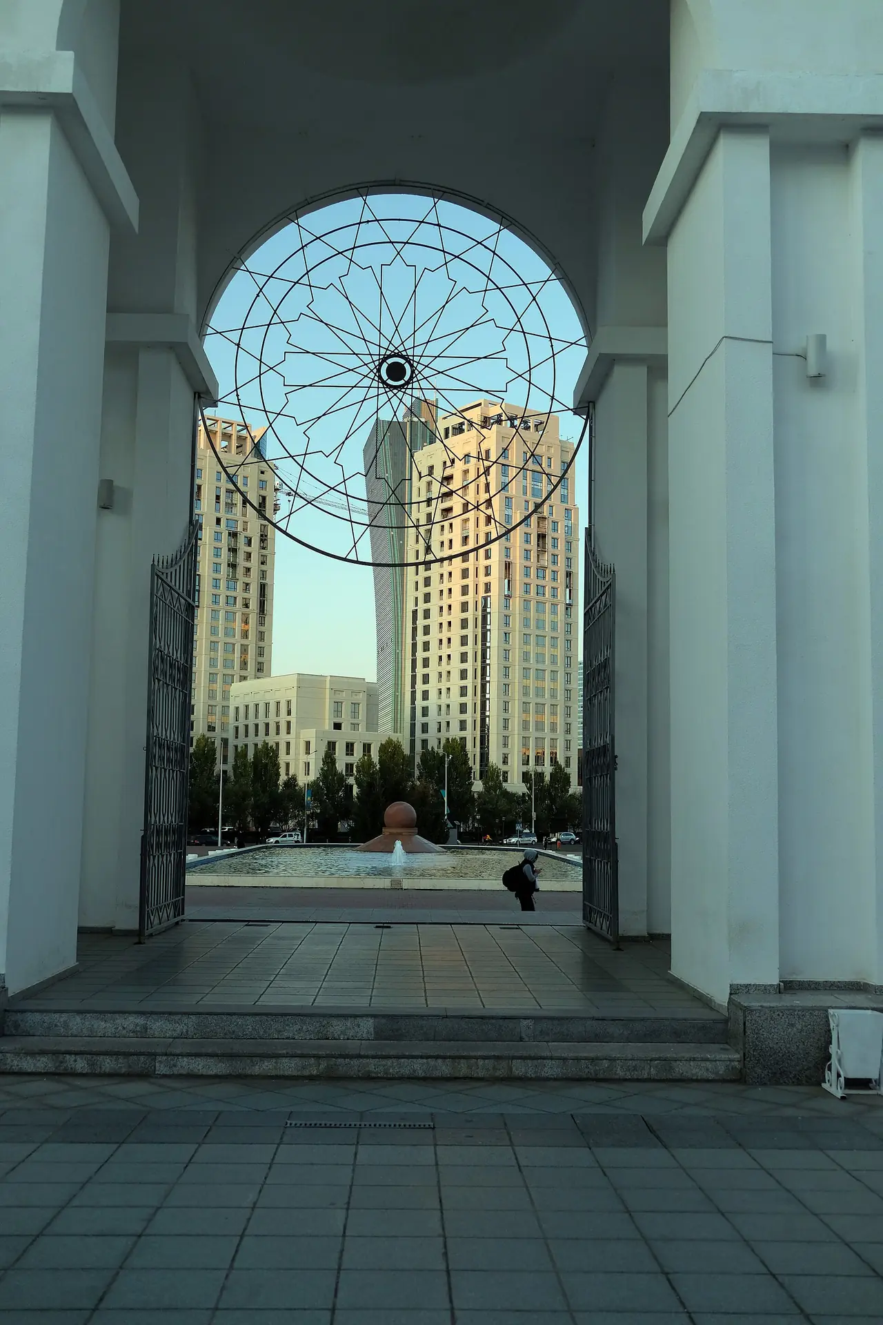 ทางเข้ามัสยิด Nur-Astana เห็นตึกสูงผ่านซุ้ม ภาพจาก Wikimedia Commons ผู้ถ่าย Davide Mauro สัญญา CC BY-SA 4.0
