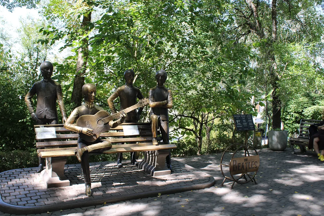 อนุสาวรีย์ The Beatles ในสวนโคกโทเบ ภาพจาก Wikimedia Commons ผู้ถ่าย KaZoria สัญญา CC BY-SA 4.0