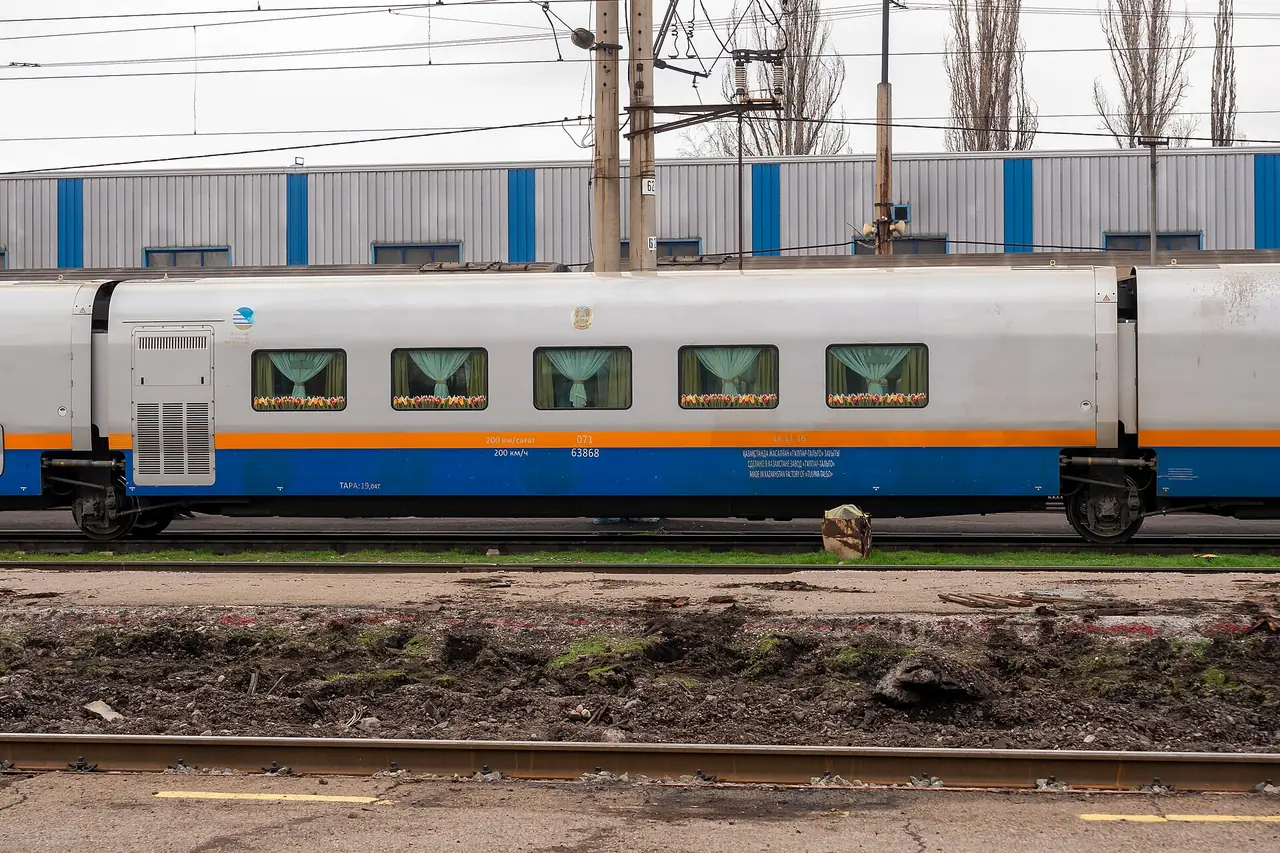ตู้รถไฟ Talgo 200 Tulpar ที่สถานี Almaty-2 ภาพจาก Wikimedia Commons ผู้ถ่าย Matti Blume สัญญา CC BY-SA 4.0
