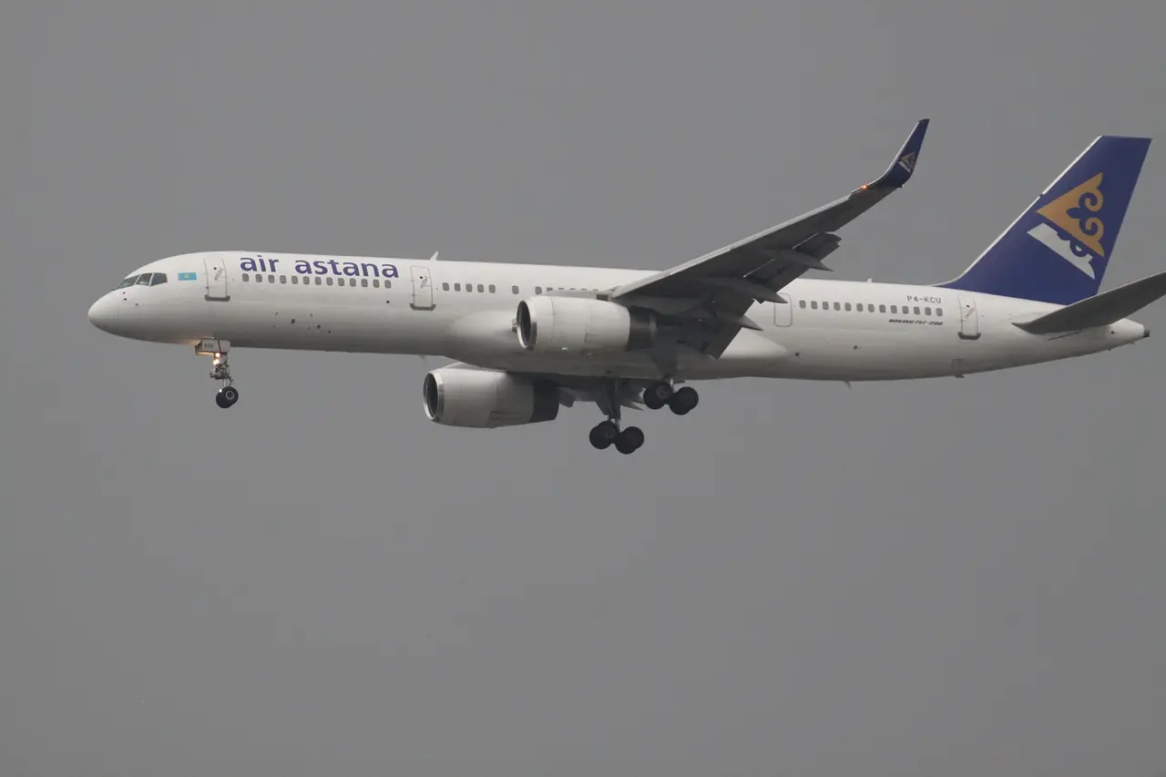 เครื่องบินโบอิ้ง 757 ของ Air Astana ที่สนามบินสุวรรณภูมิ ภาพเก่าจาก Wikimedia Commons ผู้ถ่าย Aeroprints.com สัญญา CC BY-SA 3.0 ภาพนี้ไม่ได้บอกว่าเส้นทางหรือเครื่องที่ใช้ปัจจุบันเป็นแบบนี้