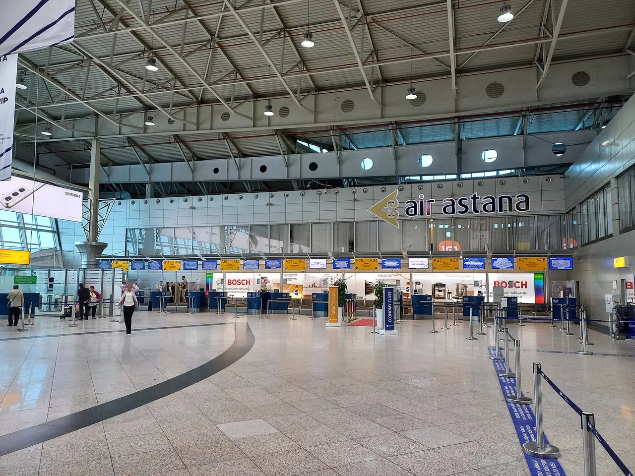 เคาน์เตอร์เช็กอินระหว่างประเทศของ Air Astana ที่สนามบินอัลมาตี ภาพจาก Wikimedia Commons ผู้ถ่าย DS28 สัญญา CC BY-SA 4.0