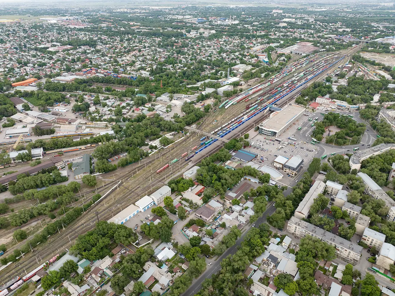 สถานีรถไฟ Almaty-1 มองจากด้านบน ภาพจาก Wikimedia Commons ผู้ถ่าย Nikolai Bulykin สัญญา CC BY-SA 4.0