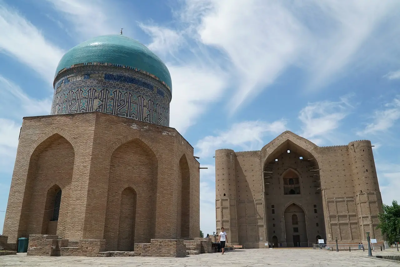 สุสาน Rabiya Sultan Begim (ซ้าย) และสุสาน Yasawi (ขวาในระยะไกล) ภาพจาก Wikimedia Commons ผู้ถ่าย Adam Harangozó สัญญา CC BY-SA 4.0