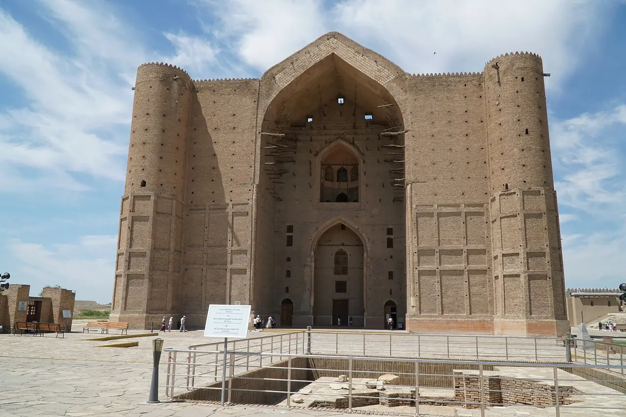 สุสาน Khoja Ahmed Yasawi ด้านหน้าและหอทั้งสองข้าง ภาพจาก Wikimedia Commons ผู้ถ่าย Adam Harangozó สัญญา CC BY-SA 4.0