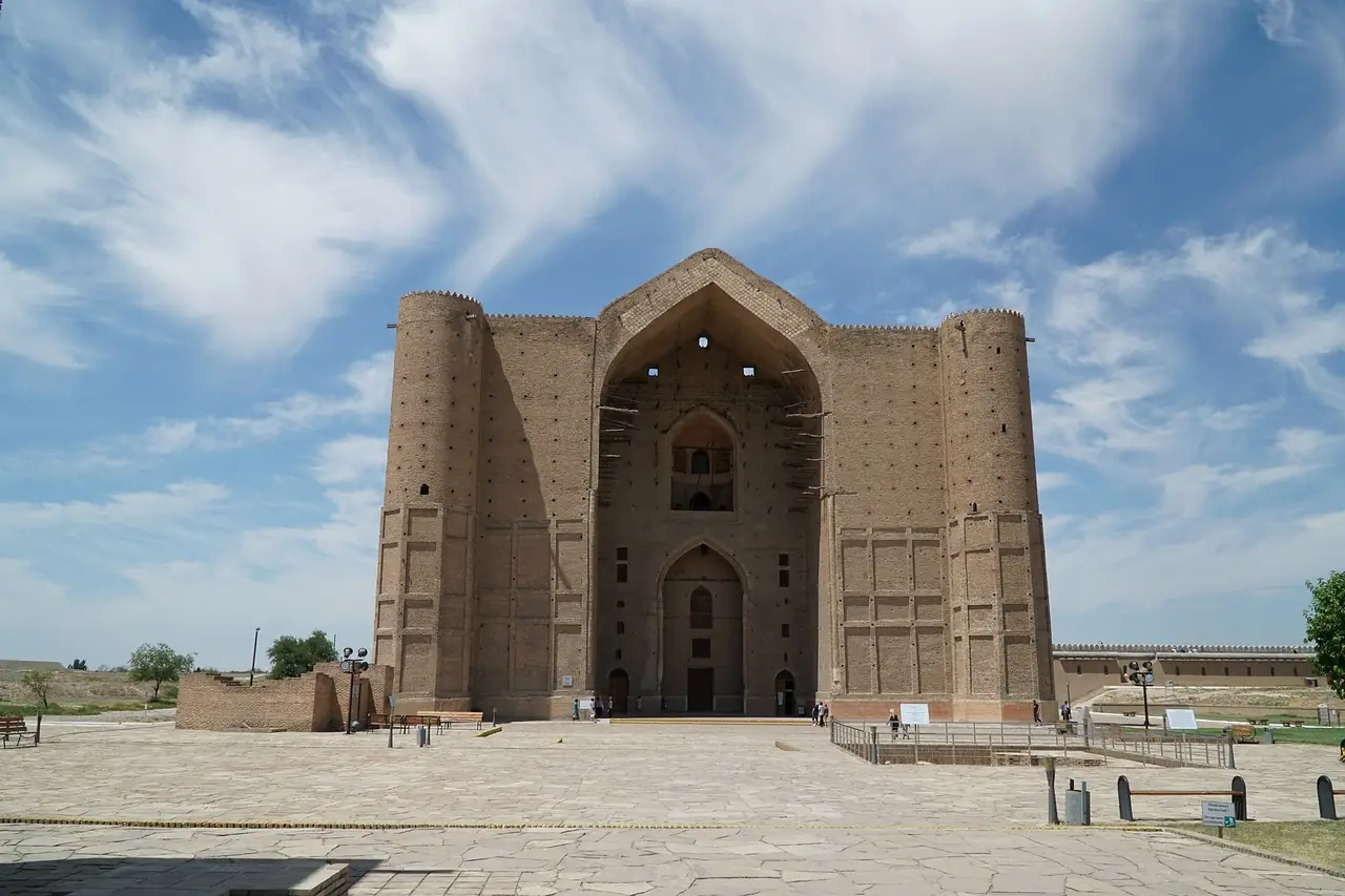 ด้านหน้าของสุสานเมื่อมองจากระยะไกลเห็นหอทั้งสองข้าง ภาพจาก Wikimedia Commons ผู้ถ่าย Adam Harangozó สัญญา CC BY-SA 4.0