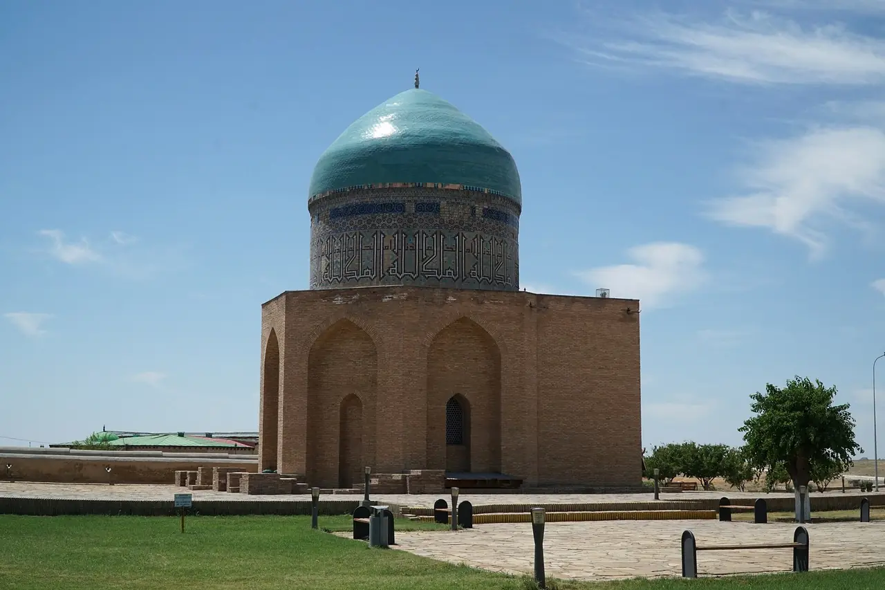 สุสาน Rabiya Sultan Begim ทรงโดมสีฟ้า ภาพจาก Wikimedia Commons ผู้ถ่าย Adam Harangozó สัญญา CC BY-SA 4.0