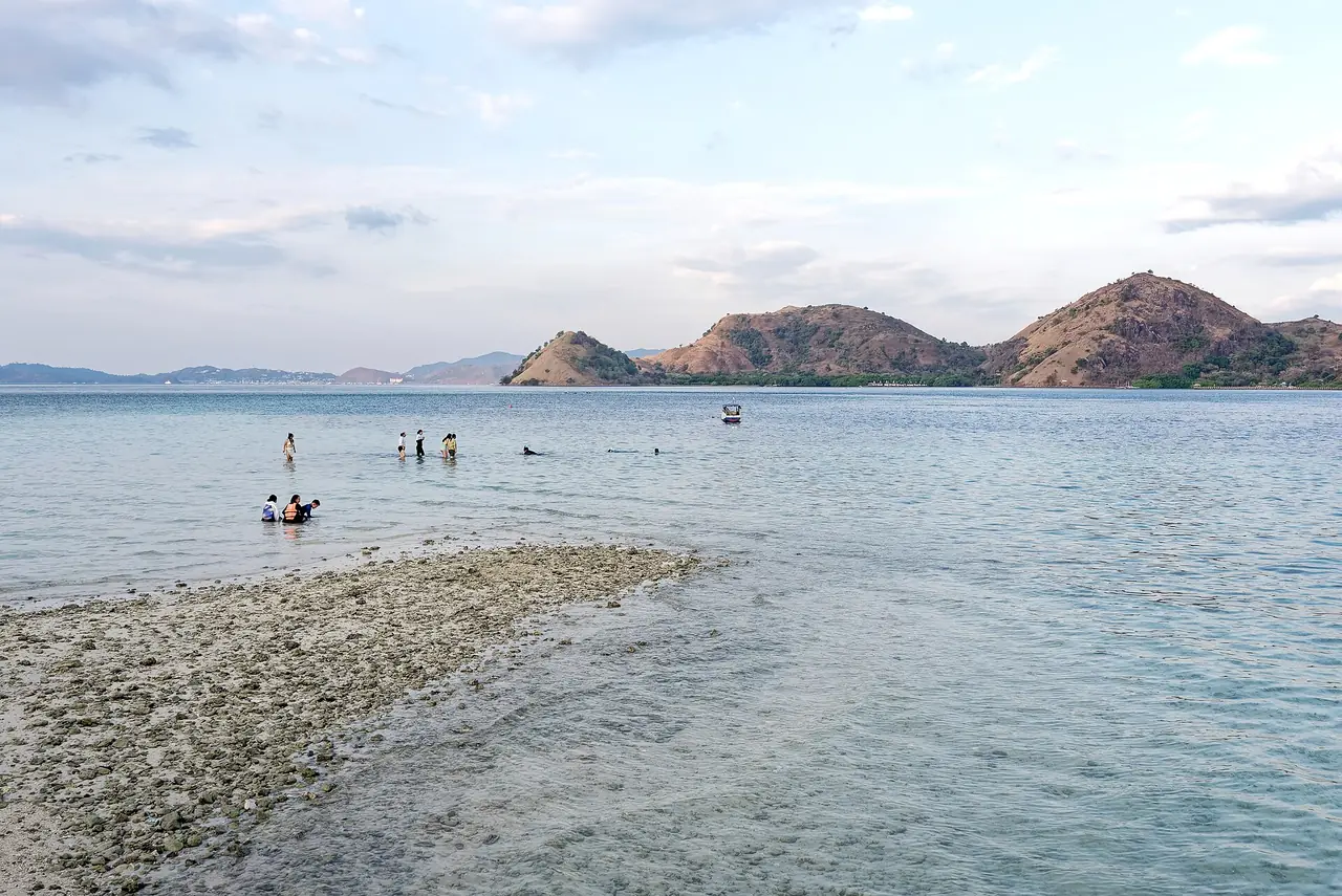 หาดบนเกาะเคลอร์ใกล้ลาบวนบาโจ