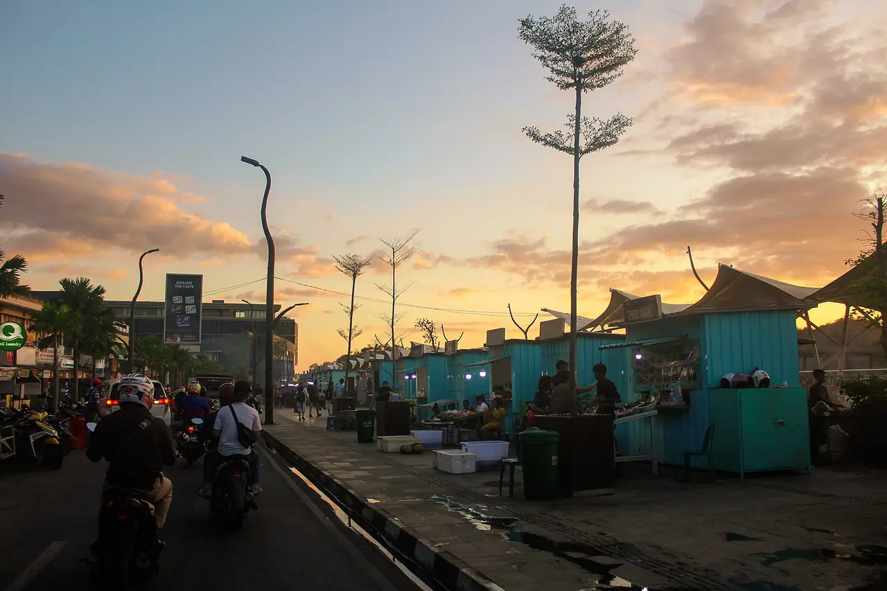 ถนนที่ Kampung Ujung ตอนเย็นช่วงเลิกงาน ศูนย์อาหารท้องถิ่นของลาบวนบาโจตามกระทรวงท่องเที่ยว