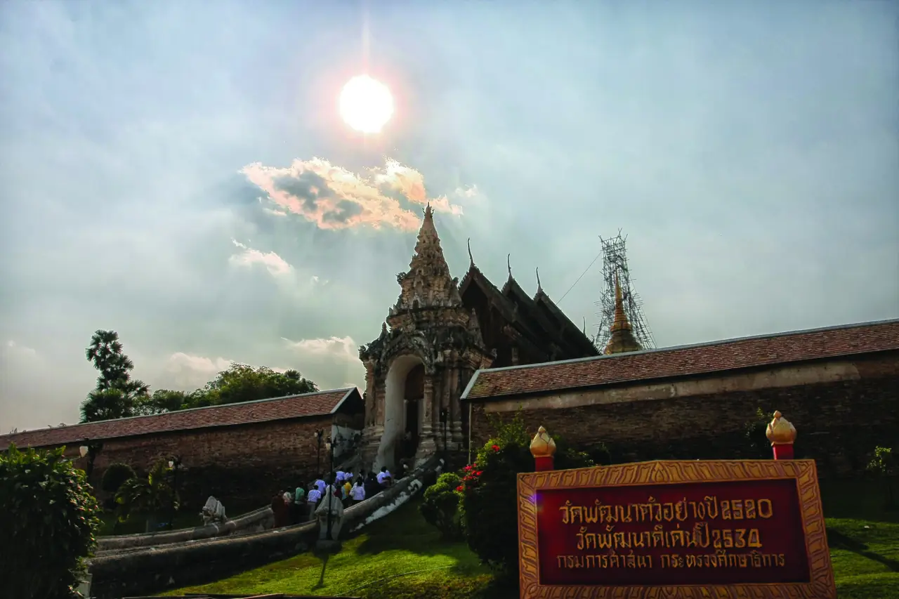 ภาพลำปาง: เมืองรถม้าริมแม่น้ำวัง มีบ้านไม้เก่าและวัดสวยของภาคเหนือ